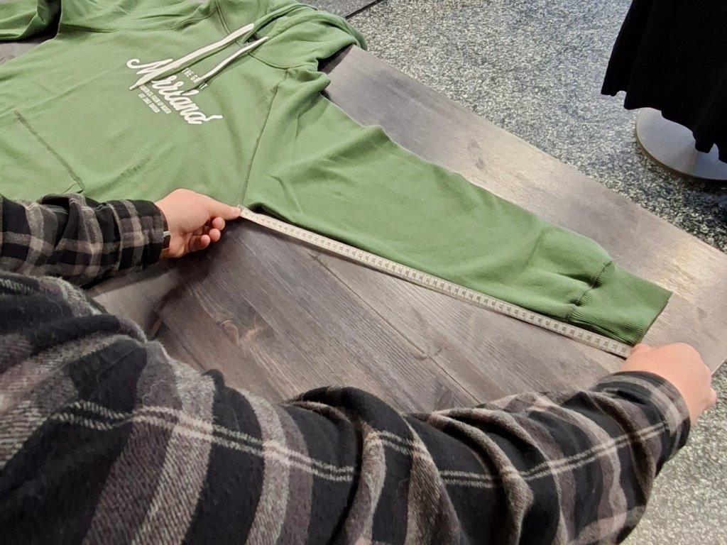 Så mäter du ärmlängden på ett plagg